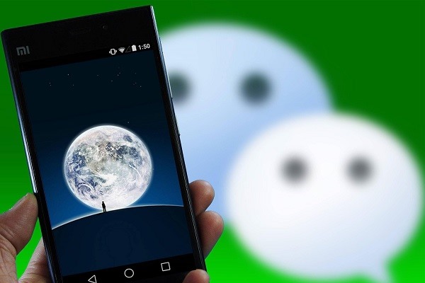 能不能在另一个微信号登录的同时邀请别人帮自己扫码注册微信小号？